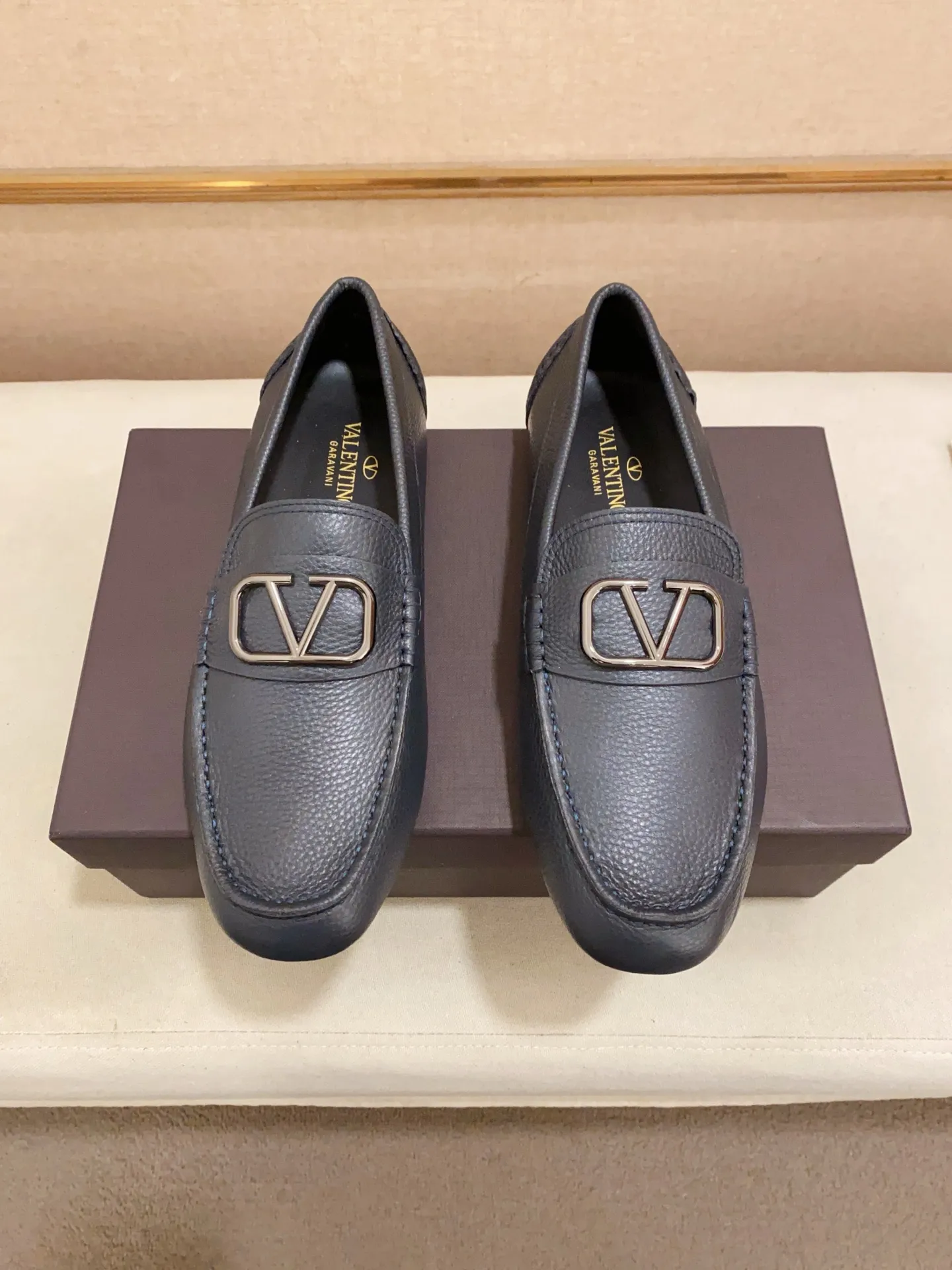 Men's shoes💰: 680💰VALENTINO, made of imported cowhide with imported water-dyed cowhide lining, iconic hardware and iconic wear-resistant outsole. 38-44. 45 VALENTINO packaging can be customized to enjoy the brand’s iconic product packaging